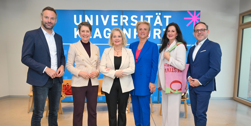 #allesUNI: Podiumsdiskussion „Das Bild Kärnten im Wandel“ anlässlich des Welttags der Kreativität und Innovation, von links: Wolfgang Fercher (Chefredakteur Kleine Zeitung), Sabine Herlitschka (Vorstandsvorsitzende Infineon), Ada Pellert (Rektorin), Karin Bernhard (Landesdirektorin ORF Kärnten), Nadja Kayali (Intendantin Carinthischer Sommer) und Andrej Zwitter (Moderator und Universitätsprofessor für Humanwissenschaft des Digitalen)