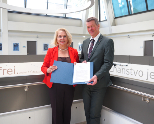 Unterzeichnung CAMPUSonline-Kooperationsvertrag zwischen der TU Graz (Rektor Horst Bischof) und der Universität Klagenfurt (Rektorin Ada Pellert)