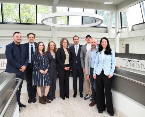 Kanadische Botschafterin mit Vertreter:innen der Universität zu Besuch an der AAU: von links: Prodekan Jasmin Donlic, Handelsrat Ronan Caillo, Programmkoordinatorin Felicitas Lang, Botschaftsrätin Stefanie von Westarp, Botschafterin Alison Grant, Vizerektor Jan Steinbrener, René Schallegger, Roger Dale Jones und Elena Buffa