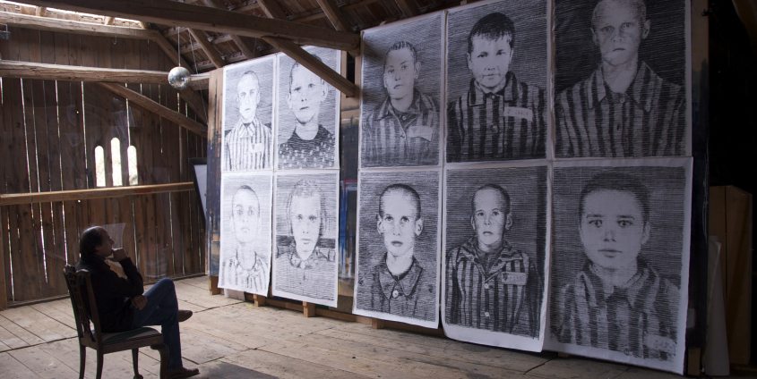 Manfred Bockelmann sitzend mit ersten Portraits