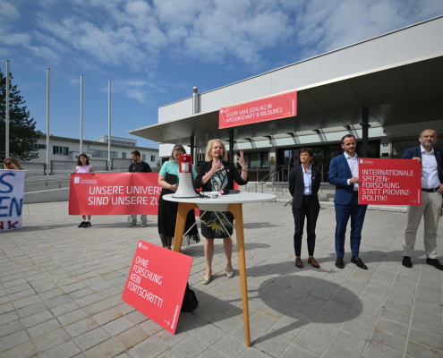 Universität Klagenfurt demonstriert gegen Budgetkürzungen, Rektorin Pellert