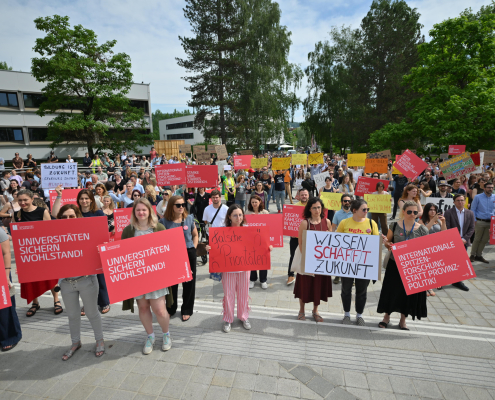 Universität Klagenfurt demonstriert gegen Budgetkürzungen |