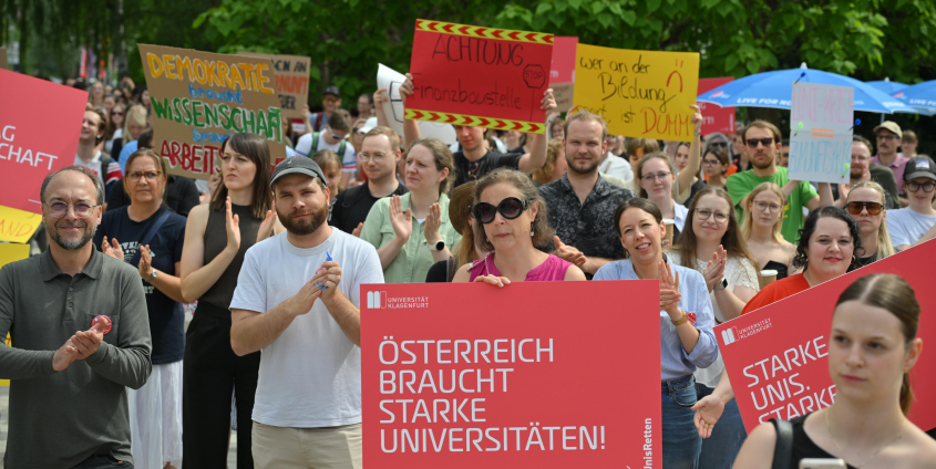 Universität Klagenfurt demonstriert gegen Budgetkürzungen