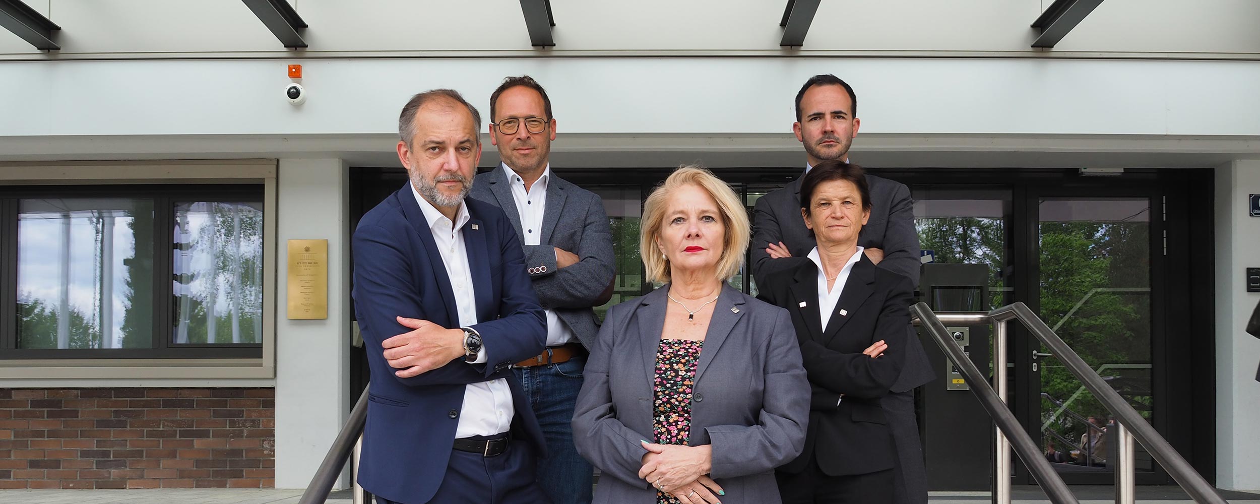 Das Rektorat der Universität Klagenfurt zeigt sich kämpferisch; am Bild: Rektorin Ada Pellert, Vizerektorin Doris Hattenberger, Vizerektor Peter Schlögl, Vizerektor Jan Steinbrener und Finanzdirektor Alexander Presch Das Rektorat der Universität Klagenfurt zeigt sich kämpferisch; am Bild: Rektorin Ada Pellert, Vizerektorin Doris Hattenberger, Vizerektor Peter Schlögl, Vizerektor Jan Steinbrener und Finanzdirektor Alexander Presch