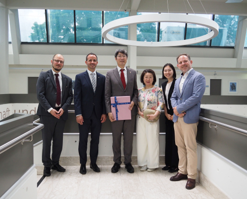 Japanischer Botschafter Kiminori Iwama zu Besuch an der Universität Klagenfurt, von links: Johannes Waßmer, Vizerektor Jan Steinbrener, Botschafter Kiminori Iwama, zweite Botschaftssekretärin Moeka Hosoya, Mitarbeiterin der Botschaft und Andrej Zwitter
