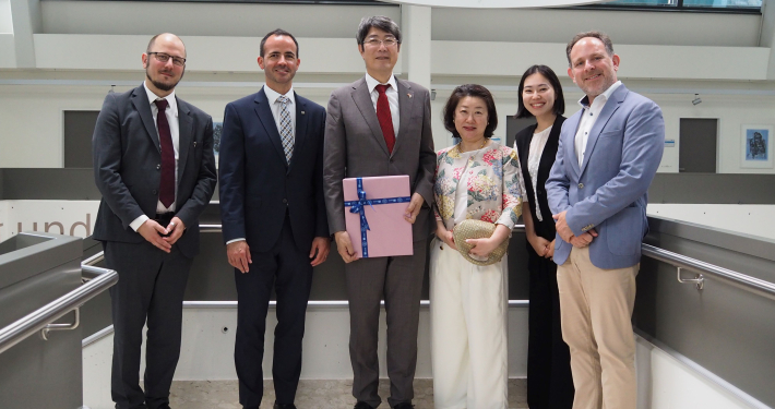 Japanischer Botschafter Kiminori Iwama zu Besuch an der Universität Klagenfurt, von links: Johannes Waßmer, Vizerektor Jan Steinbrener, Botschafter Kiminori Iwama, zweite Botschaftssekretärin Moeka Hosoya, Mitarbeiterin der Botschaft und Andrej Zwitter