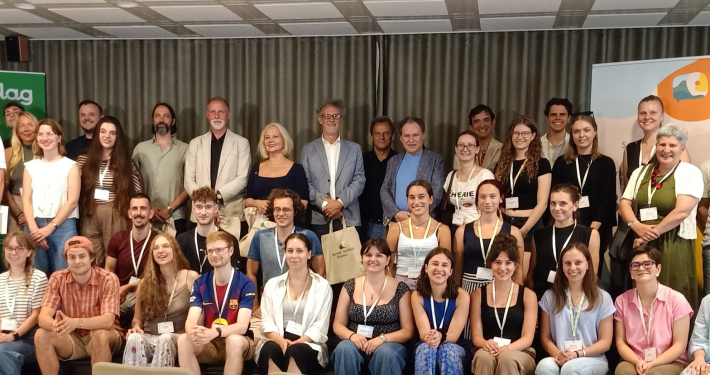 Sommerkolleg Bovec 2026: Gruppenbild der Eröffnungsfeier